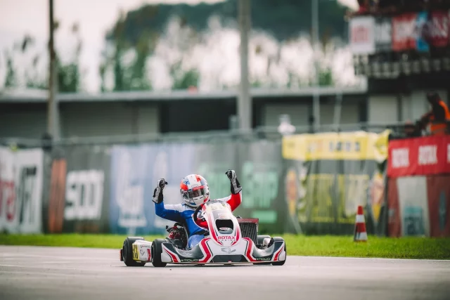 Nicolas Picot remporte la Grande Finale Rotax DD2 Master ! 😍🇫🇷

Second aux chronos et après avoir mené toutes les manches et la pré-finale, Nicolas s’est imposé avec une large avance, faisant résonner la Marseillaise au pied du Vésuve. Il s’est même offert le meilleur tour en course 👏 Bravo Nico !

#rotaxgrandfinals #teamfrance #kspreportages #ffsakarting