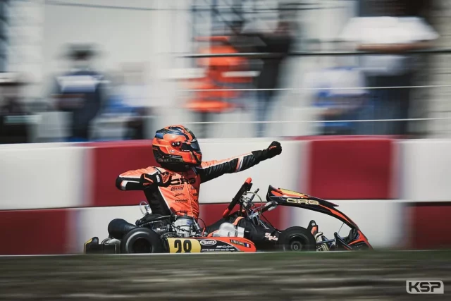 Jérémy Iglesias raccroche son casque

Jérémy Iglesias annonce son retrait de la compétition afin de mettre en place ses nouvelles activités. A 37 ans, le Champion du Monde KZ 2020 a décidé de tourner la page d’une longue carrière de pilote qui lui a apporté beaucoup de satisfactions. Programmée depuis le début de 2024, cette décision mûrement réfléchie intervient au terme d’une saison très positive au sein du CRG Racing Team. Jérémy a notamment remporté la Champions of the Future de Portimao et s’est élancé depuis la 3e position en finale du Championnat du Monde.

« C’est le bon moment pour moi de passer à autre chose », déclare Jérémy. « Je termine ma carrière en tant que pilote d’usine CRG, une des plus fameuses structures de compétition. C’est une fierté d’avoir obtenu la confiance de Giancarlo Tinini, le boss iconique de CRG. Je ne suis pas tenté de prolonger vers la KZ2 Master par exemple. Je préfère arrêter en étant encore au top et saisir de nouvelles opportunités professionnelles que je vais annoncer prochainement… »

Retrouvez l’article complet sur notre site internet kartcom.com 🖥️
•
#jeremyiglesias #iglesias #championdumonde #kspreportages #karting