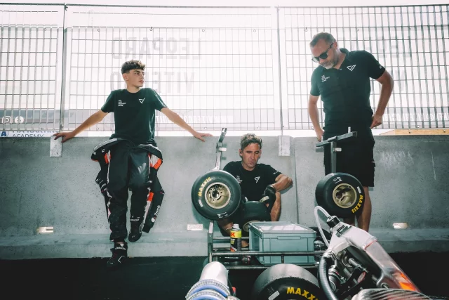 Louis Cochet signe une 4e place européenne après une superbe remontée

Louis Cochet n’en finit plus de se révéler sur la scène du karting international. Passé tout près de l’exploit au Portugal lors de la Champions of the Future Euro Series, il est aujourd’hui le mieux classé des jeunes Français au Championnat d’Europe FIA Karting en OK, la catégorie devenue un passage obligé pour tous les futurs champions de monoplace.

Louis n’a que 14 ans, il dispute sa première saison au milieu des meilleurs espoirs mondiaux de la catégorie OK, mais le Normand fait déjà partie du top-15 du Championnat d’Europe qui compte près de 100 participants, issus des 5 continents. Lors de la 3e des quatre épreuves organisées en 2025, il a encore passé un cap en flirtant avec le podium sur le circuit de Viterbo en Italie. Il raconte :
“Le meeting a démarré sous les meilleurs auspices. Lors des essais libres, j’ai terminé toutes mes séances dans le top-3 de mon groupe, dont une fois à la première place. Dans ce contexte, me retrouver 6e du groupe et 18e du classement cumulé des essais qualificatifs fut une relative déception. A ce niveau, chaque détail compte et il ne m’a manqué que quelques centièmes pour obtenir une meilleure place sur la grille de départ des manches qualificatives.”

Malgré tout, Louis Cochet va démontrer toute sa combativité pour revenir progressivement dans le groupe de tête. En finale, il réussit un excellent départ depuis la 14e place et gagne rapidement des places au sein du peloton. Grâce à un pilotage avec la particularité de ne pas dégrader ses pneumatiques, ni les faire surchauffer, il se retrouve le plus rapide en piste et revient telle une fusée sur le trio de tête. “Les deux premiers avaient pris trop d’avance pour que je puisse les rattraper, mais je suis parvenu à remonter dans le sillage du troisième. Dans le dernier tour, j’ai trouvé in extremis l’ouverture. Hélas, le pilote évoluant juste derrière a saisi l’opportunité pour nous dépasser tous les deux.”…

Retrouvez l’article en intégralité sur notre site internet kartcom.com
•
📸 Photos @kspreportages 
•
#europeanchampionship #louiscochet #karting #kartcom